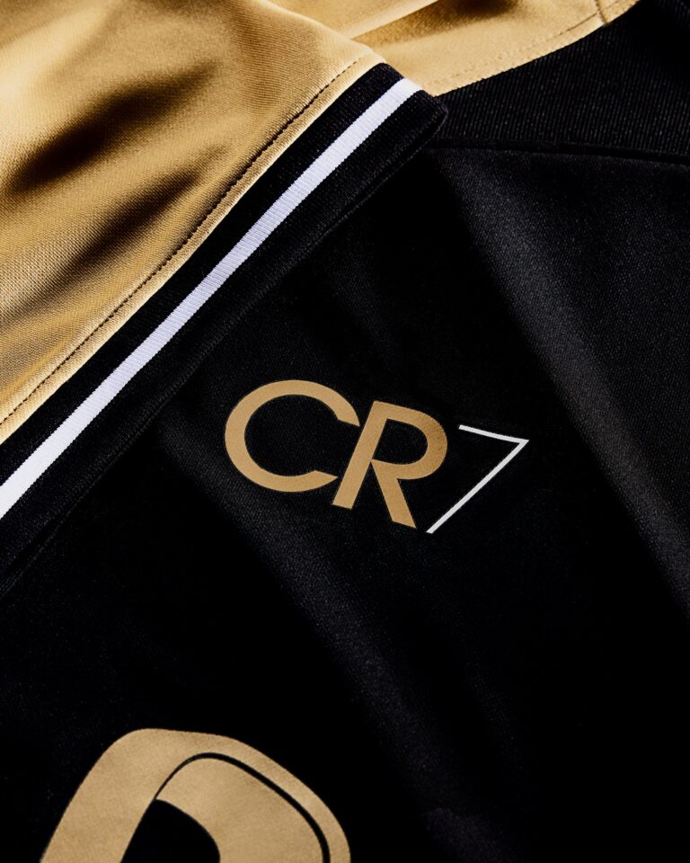 El Sporting saca una camiseta para honrar a Cristiano y su legado